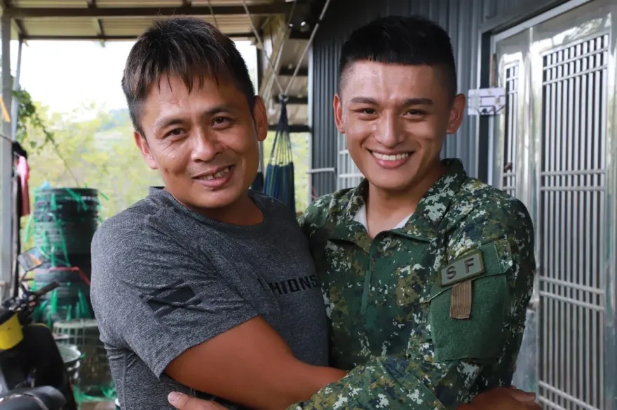 影/感人父親節！家鄉道路受災難行　特戰英雄施芷崴今親送物資與父相擁