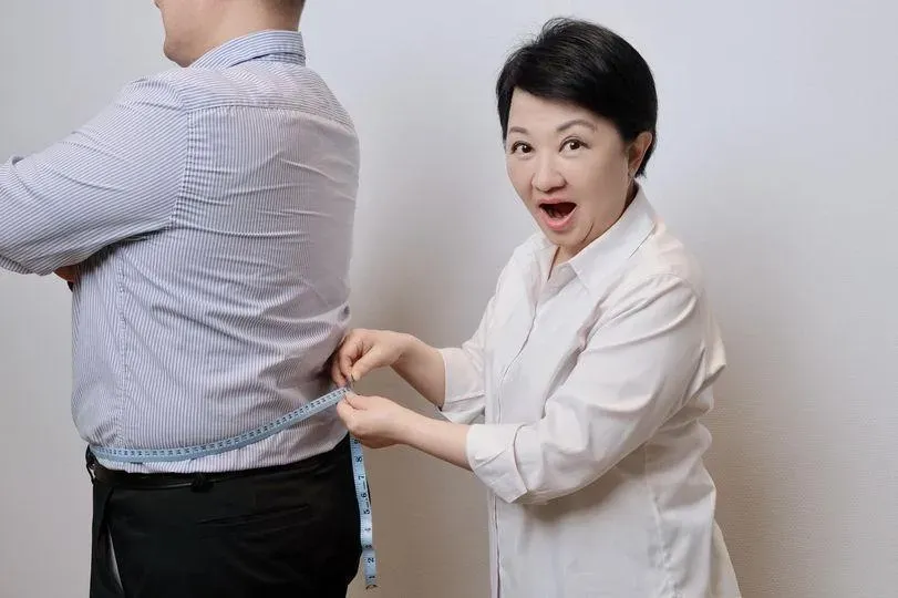 皮尺不夠用！盧秀燕幫「重量級」首長量腰圍　網瘋猜真實身分