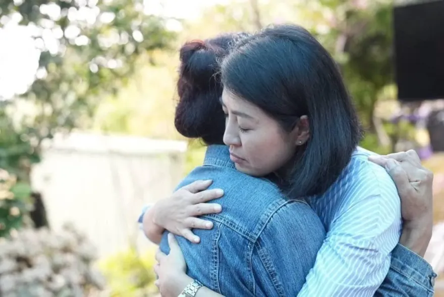 許淑華靈堂慰問承諾協助4孩子教育　「緊抱遺孀」照曝網友動容