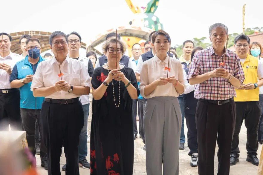 120公尺高關公超醒目！高虹安、楊文科赴新竹關帝廟、普天宮為民祈福