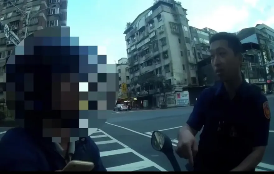 影/開遠光燈遭攔查出無照騎車　男子嗆警衝撞遭上銬送辦