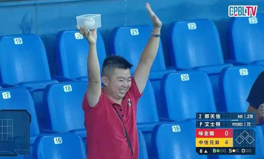 影/紀念球直接封裝！球迷「另類手套」搞笑　網：自備餐盒超環保