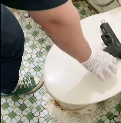 影/神預測！台中男槍彈「包好好」藏馬桶水箱　警攻堅輕鬆搜出