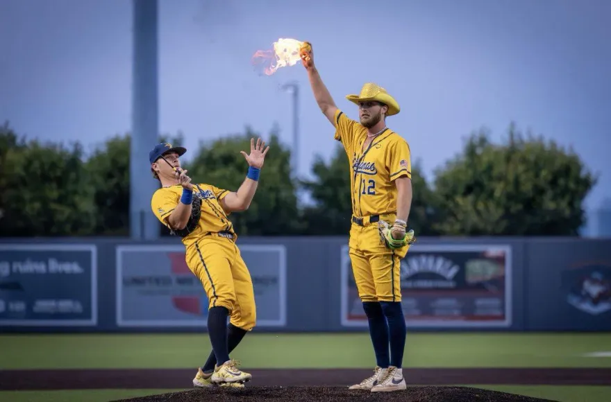 影/這招絕了！外野手「後空翻接殺」超美技　球迷驚：我看見了什麼