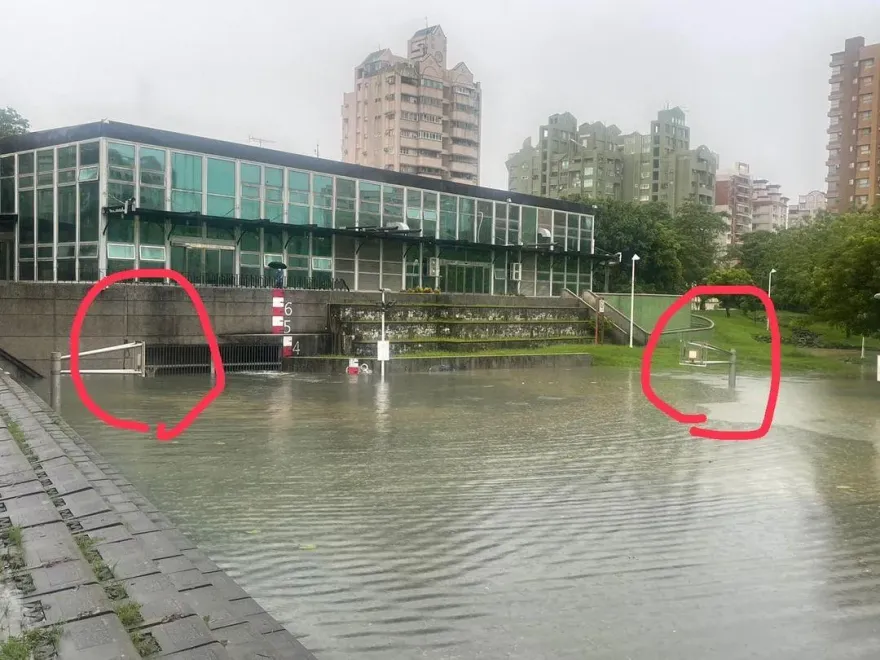 雨淹進民宅！高雄籃球場慘成水池　10區雨量累積破100毫米