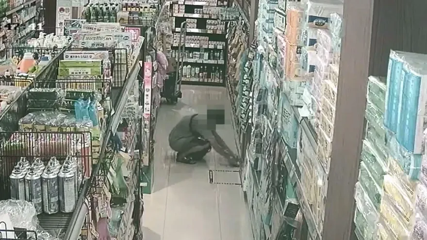 影/有這麼愛喝？高雄男「1小時連偷19瓶高粱」　行竊手法太囂張