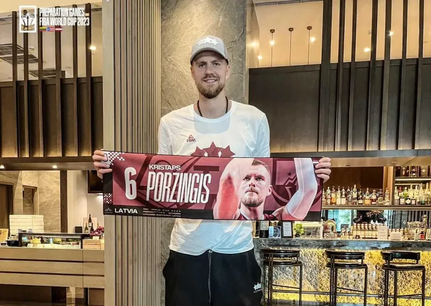 世界盃熱身賽/波辛吉斯來了！綠衫軍大咖抵台　穿拖鞋大方簽名