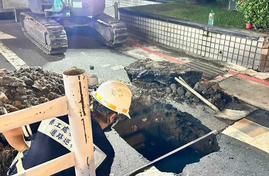 北市3個月內第4個天坑！ 摩托車險「被吞」　坍塌原因找到了