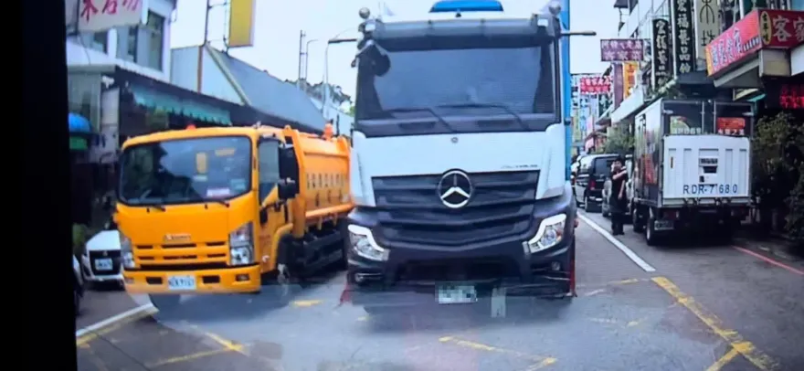 苗栗無政府？賓士聯結車「雙黃線逆行」　駕駛氣炸PO網引撻伐