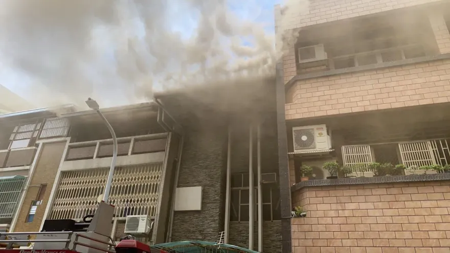 快訊/冷氣起火！台南中西區民宅2樓濃煙漫天　警消20分鐘滅火