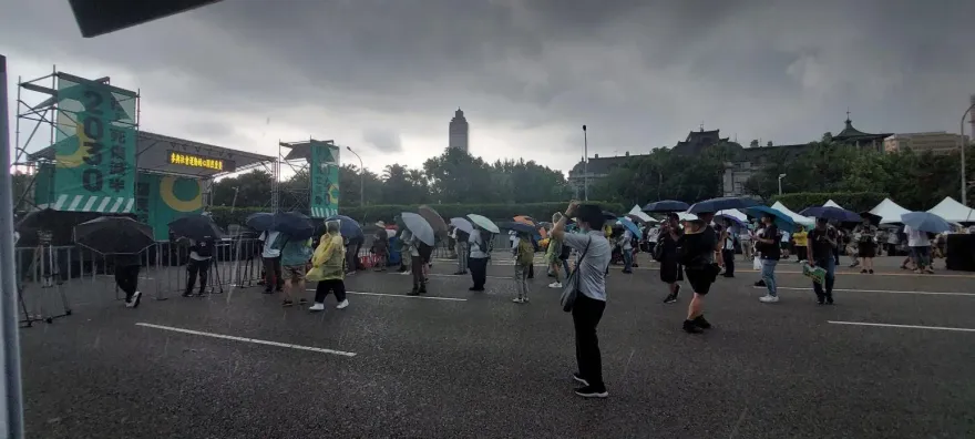 快訊/「還路於民」萬人遊行泡湯！暴雨炸凱道　人潮嘸離開現場畫面曝