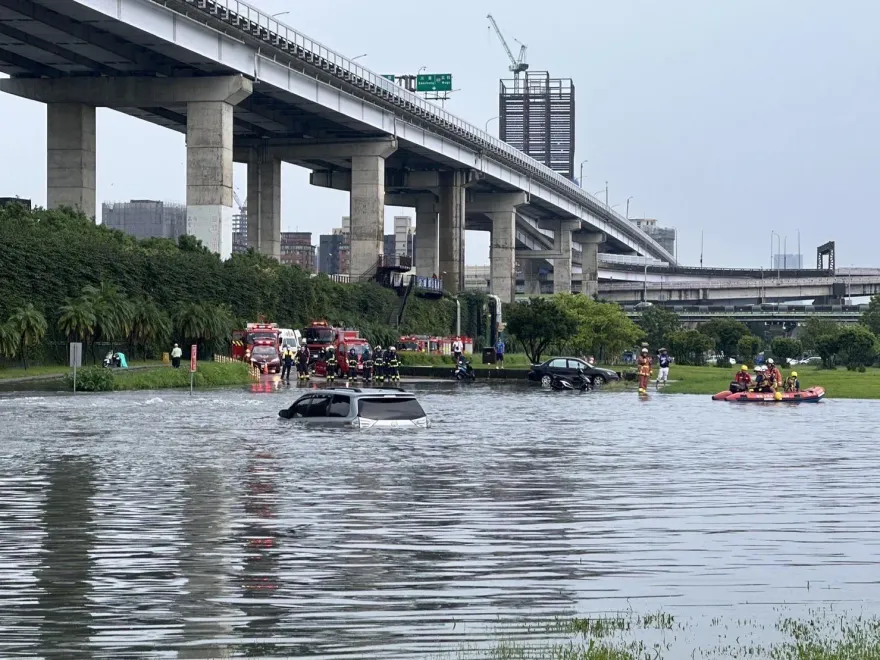 快訊/17縣市大雨炸到入夜　全台2/3是雨區！台東發布災防告警