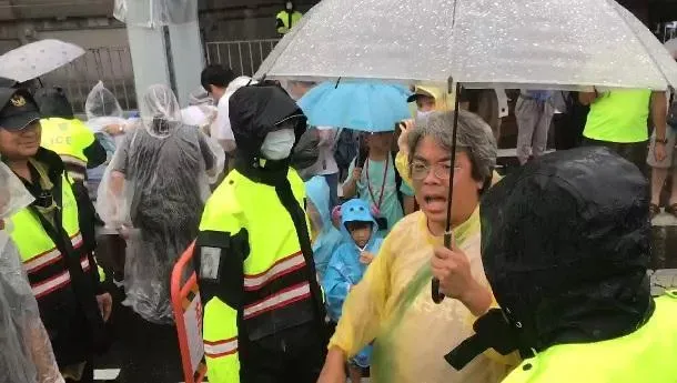 影/參加遊行被攔下安檢　民眾怒問誰要求的：我帶小孩來為何要安檢？