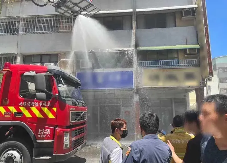 疑似冷氣機爆炸！高雄五金行竄濃煙　雲梯車灌救1小時滅火