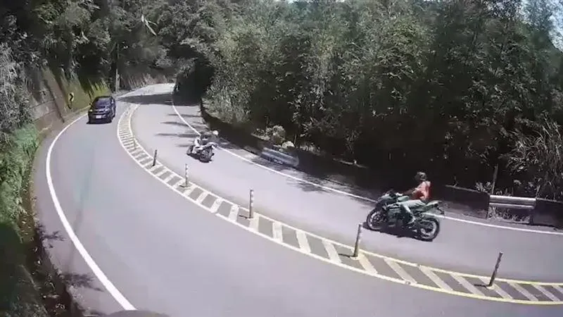 《山道猴子》一模一樣！台7乙綠色重機衝對向撞車全毀　人躺馬路中