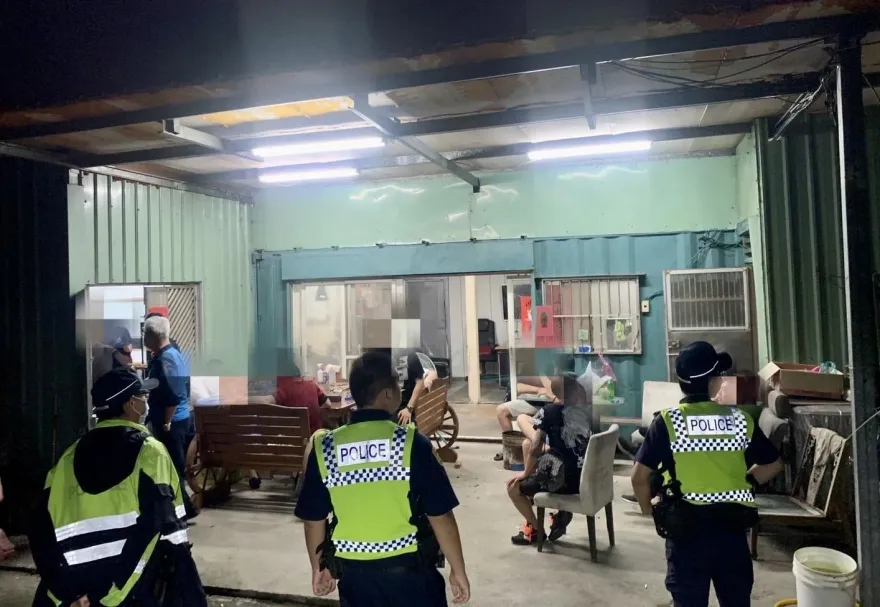 影/職業天九牌賭場暗藏汐止山區　警突襲逮16人扣百萬賭資