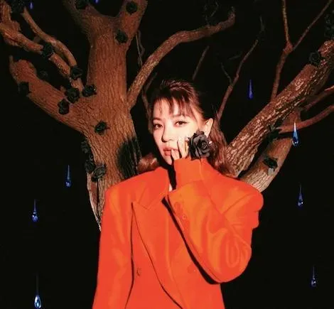 睽違七年丁噹攻北流！踩10公分高跟鞋爬上樹超大膽