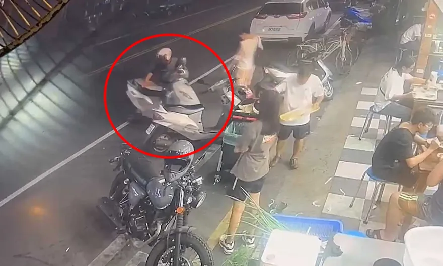 影/沒拔鑰匙！彰化男宵夜買滷肉飯　不到10分鐘機車遭竊