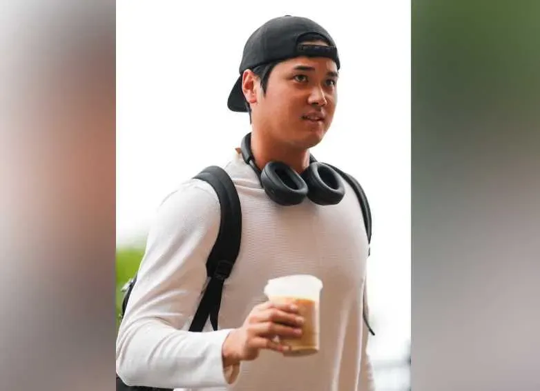 大谷帥氣進場！右手拎咖啡、左手提箱　網驚：拜託你休息一下