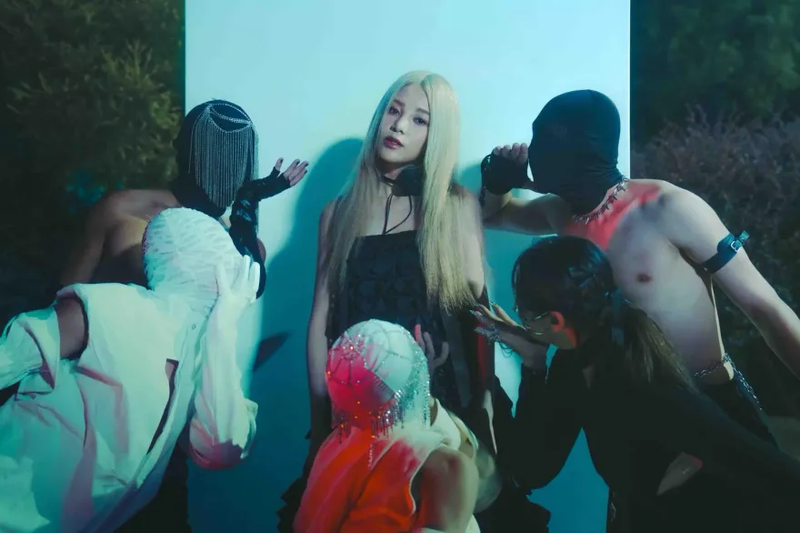 女歌手認了！疫情0收入陷低潮　IG貼文全刪除、頭貼全黑粉絲嚇瘋