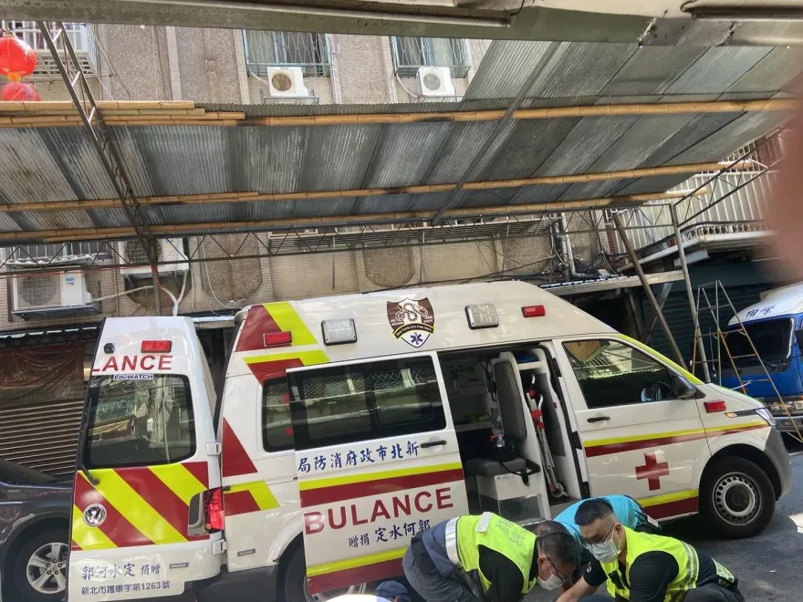 快訊/法會棚架突破裂！工人踩空墜落2層樓 　「頭破血流」送醫無大礙