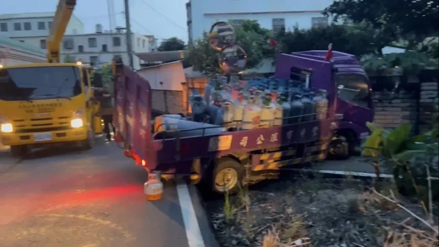 滿載40支瓦斯桶開進田裡！桶身東倒西歪　高警戒維護、幸無瓦斯外洩