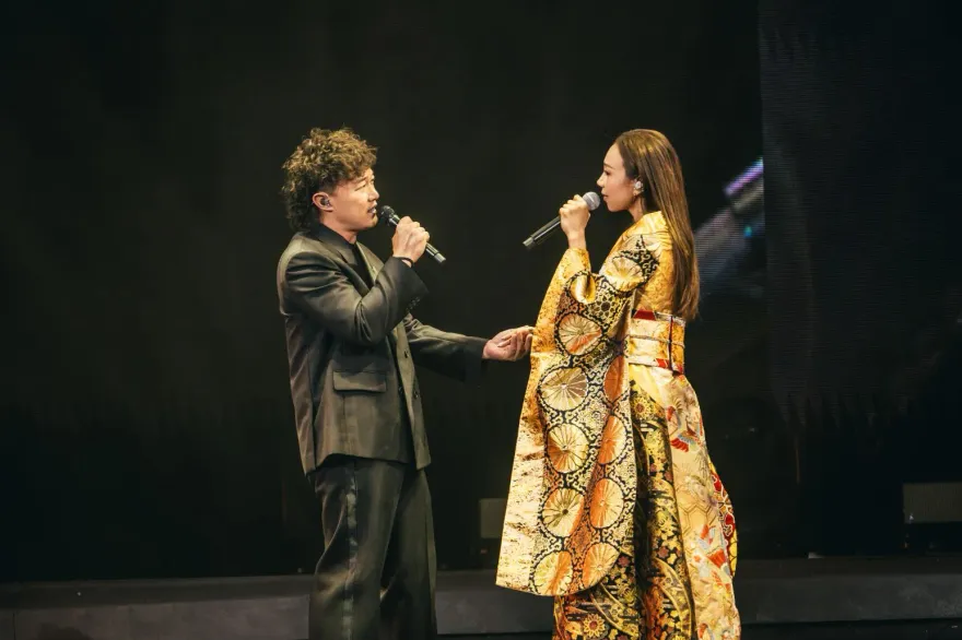 女歌手出道10年首登紅磡開唱！　歌神陳奕迅親自現身給驚喜