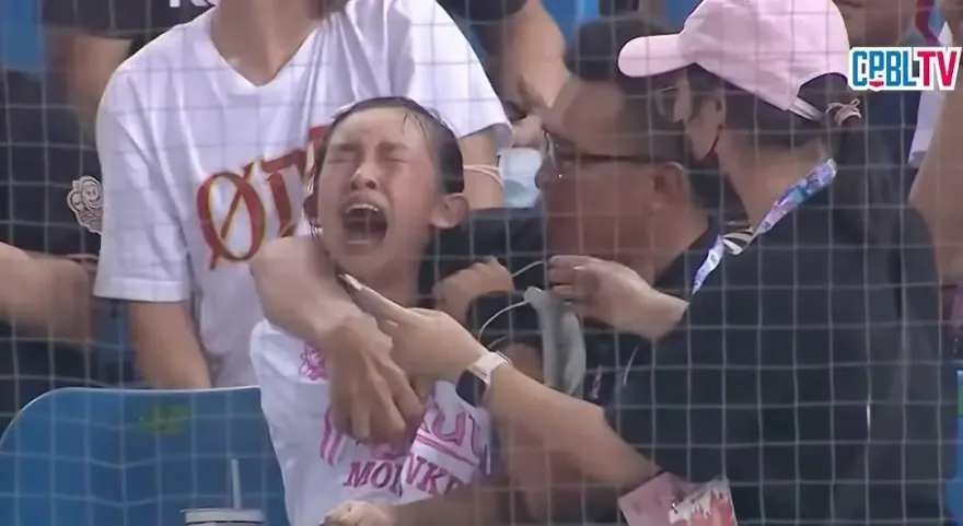 影/痛到哭出來！一壘側「髮香區」天降界外球　小妹妹被砸到噴淚