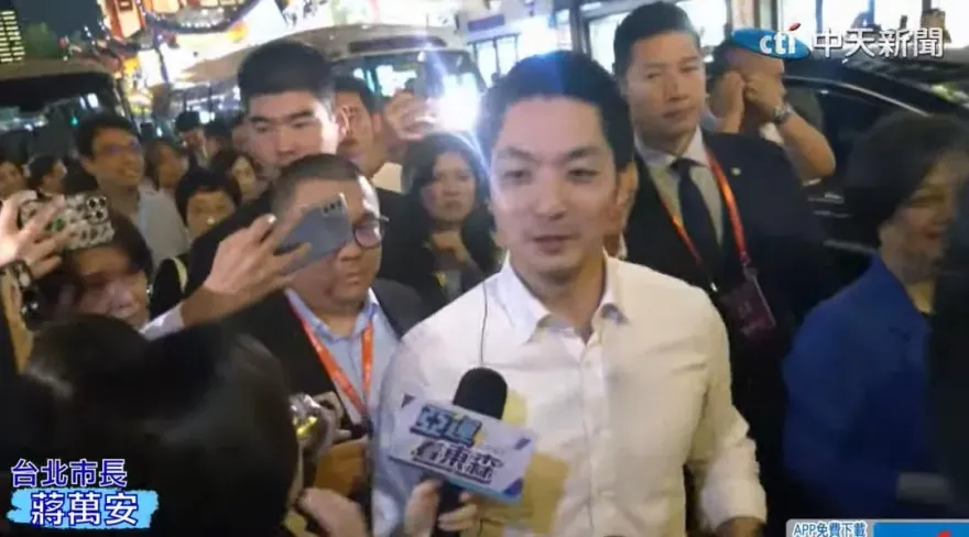 影/蔣萬安體驗上海夜間經濟　民眾大呼市長好帥：以為是明星耶！