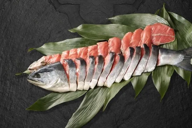 男子腹痛就醫一照驚見「藏60公分布條」　醫揭真相「恐吃到假鮭魚！」