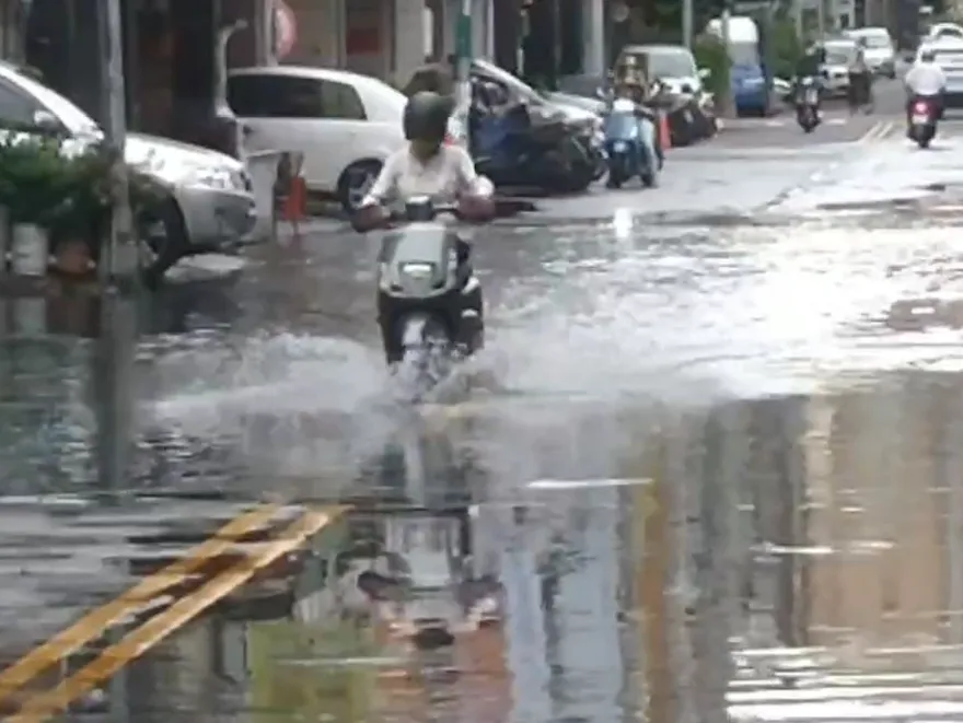 影/雙北一早風雨狂灌！機車族上班崩潰喊：怎麼出門
