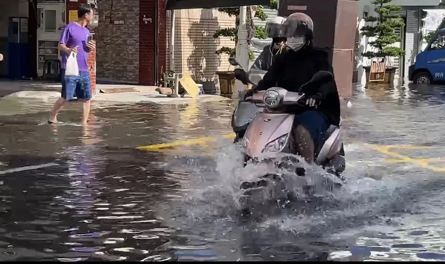 雨彈炸到機車妹超崩潰！網狂推拖鞋：超好用