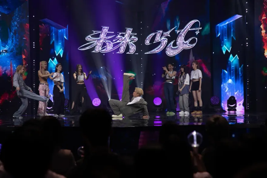 祭地板動作battle女團！44歲歐漢聲「拿命拼」…跳到氣喘：醫院在附近？