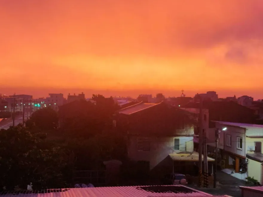 海葵颱風／傍晚夜色太繽紛　絕美「火燒雲」染紅天際網狂分享