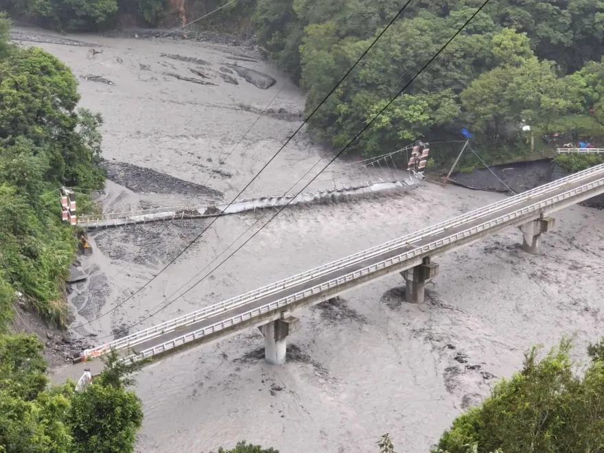 影/空拍慘狀曝！南投情人吊橋也斷了、下面滾滾泥流　馬赫坡部落變孤島