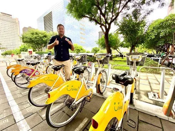 外國YouTuber愛逮丸！穿藍白拖還願大甲媽走出水泡　台中YouBike神救援