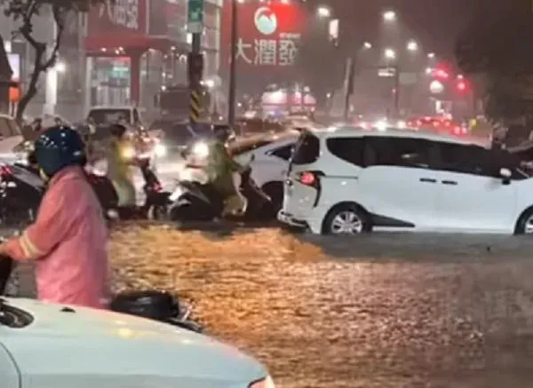 台南下暴雨「水淹到小腿」　市民湧黃偉哲臉書哀號：求市長宣布放假
