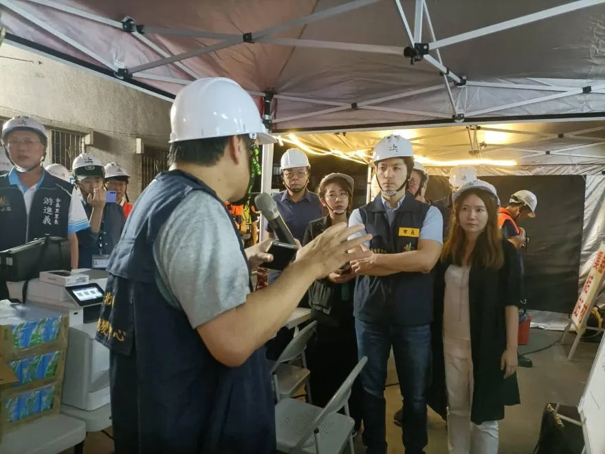 北市大直街民宅嚴重傾斜「一樓下陷不見」　蔣萬安趕到現場指示後續處理