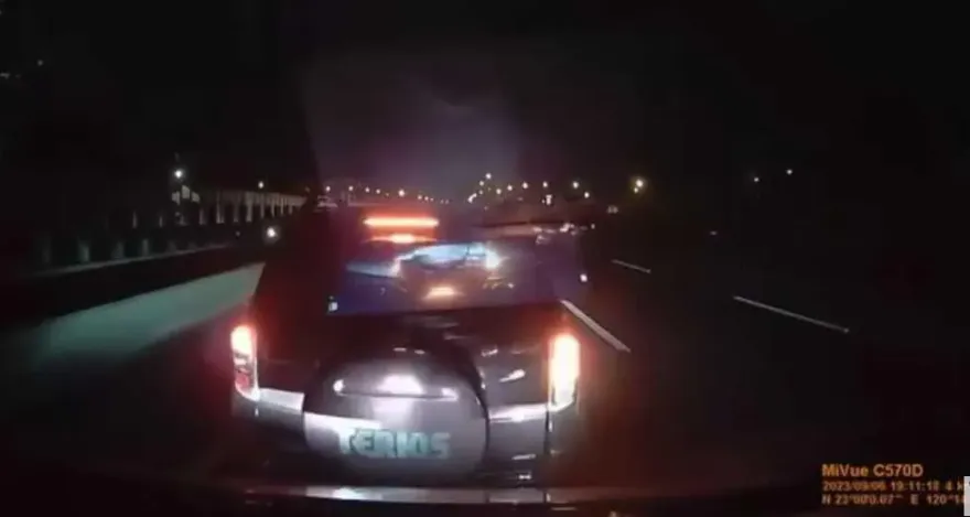 影/三寶駕駛擋救護車「竟臨停國道內側」　下車想嗆聲被罵趕緊開溜