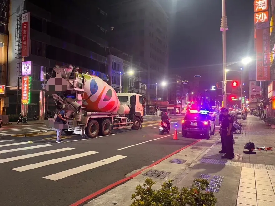 影/高雄水泥車右轉！騎士遭輾捲車底命危　腳踏車完全變形