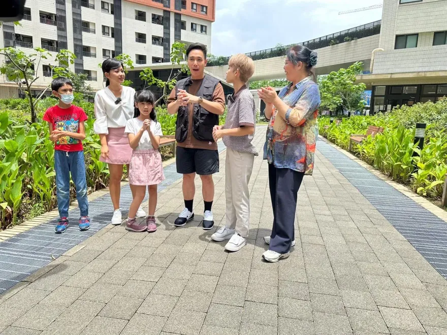 無尊與中天正妹主播衝青年社宅PK金頭腦　走到地下室驚覺根本是豪宅