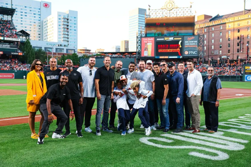 影/陳偉殷現身金鶯主場　參加老戰友瓊斯退休儀式