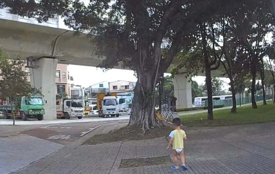 影/萌娃台中大冒險！趁母結帳偷溜「穿尿布亂晃」　警抱娃挨家挨戶尋母