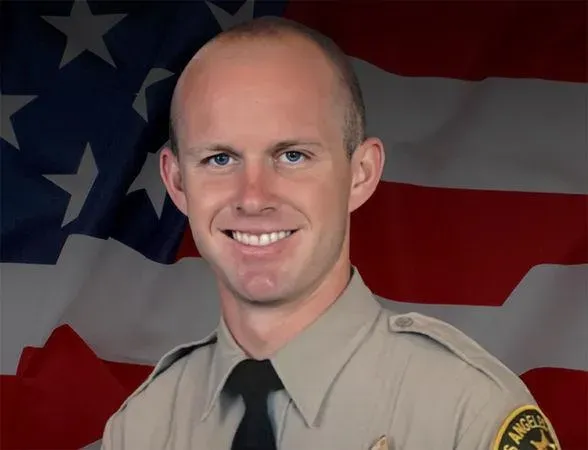 美國洛杉磯殺警！30歲副警長巡邏車內埋伏遭爆頭擊斃　4天前才訂婚