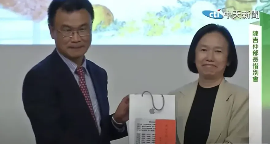 陳吉仲惜別會竟成造勢大會？ 媒體人驚見紅包袋寫8字嚇壞了