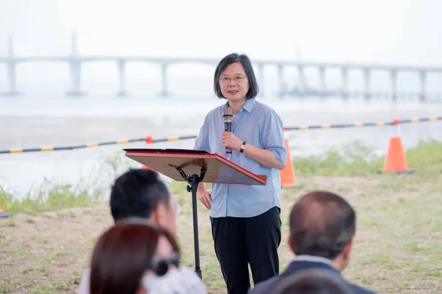 行政院通過最低工資法草案！ 蔡英文爽PO臉書　大批網友不領情大炸鍋