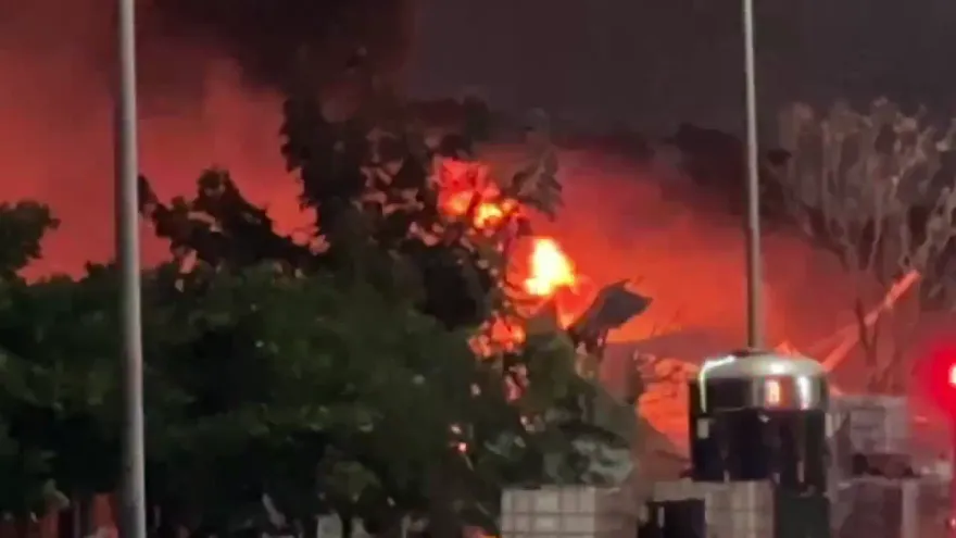 屏東科技廠大爆炸/現場爆炸聲不斷！火勢持續擴大　救災人員緊急向外撤