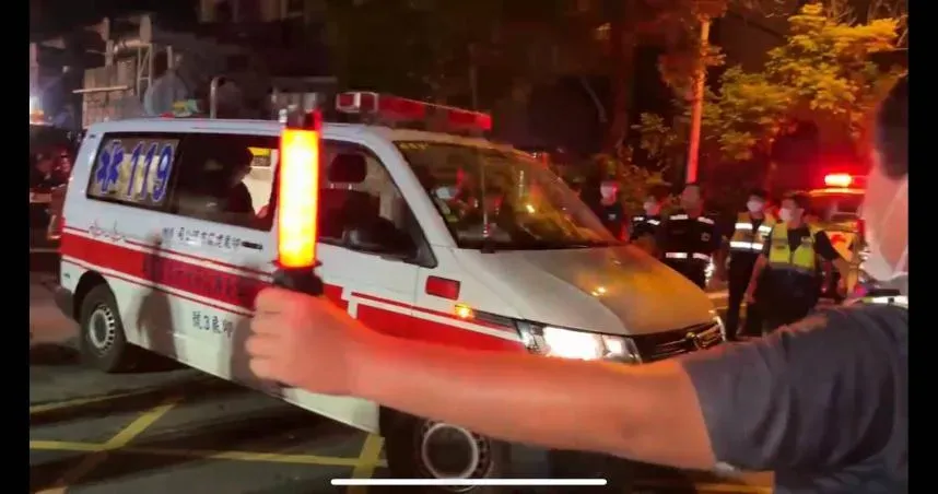 屏東高爾夫球具廠大爆炸/2失聯消防員找到了！人牆開道送醫　傷勢不明