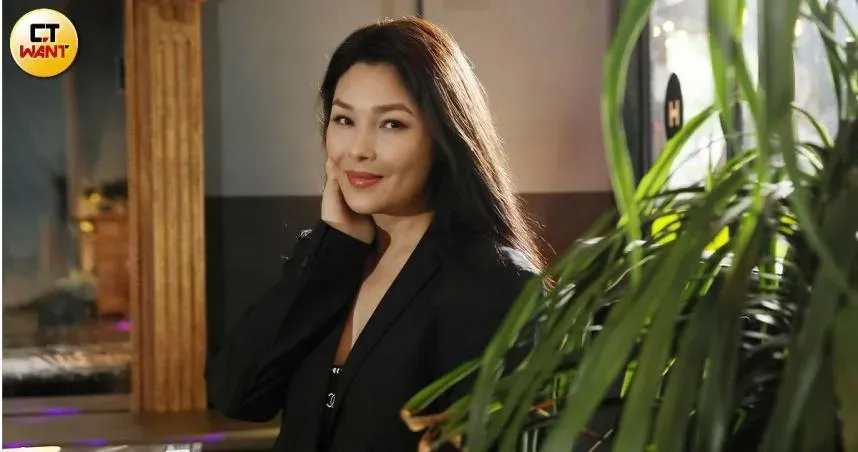 慘被質疑是人妖！嚴淑明全裸秀閃鑽美胸引爭議…親姊曬出生證明澄清