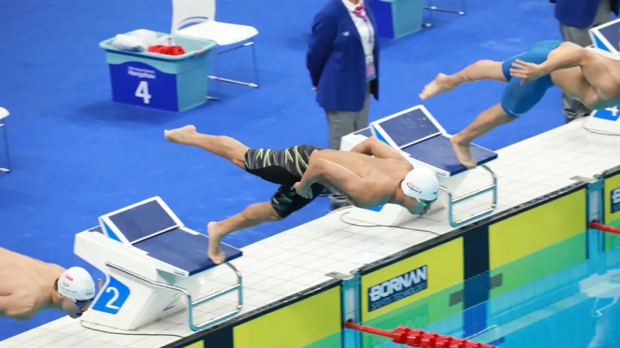 杭州亞運/游泳400公尺混合式傳捷報　王星皓壓線進8強！晉級決賽